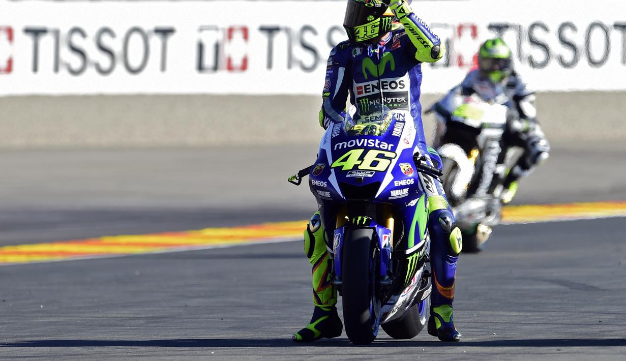 Valentino Rossi melambaikan tangan kepada penggemarnya setelah latihan bebas GP Valencia di Sirkuit Ricardo Tormo, Valencia, Spanyol, (7/11/2015). (AFP Photo/Javier Soriano)