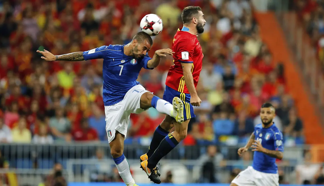 Duel pemain Italia, Leonardo Spinazzola (kiri) dengan pemain Spanyol, Dani Carvajal  pada laga Grup G Kkualifikasi Piala Dunia 2018 di Santiago Bernabeu stadium, Madrid, (2/9/2017). Spanyol menang 3-0. (AP/Paul White)