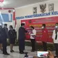 Foto: Kepala Kantor Wilayah Kementerian Hukum dan HAM Provinsi NTT, Marciana Jone, saat menyerahkan remisi terhadap napi (Liputan6.com/Ola Keda/