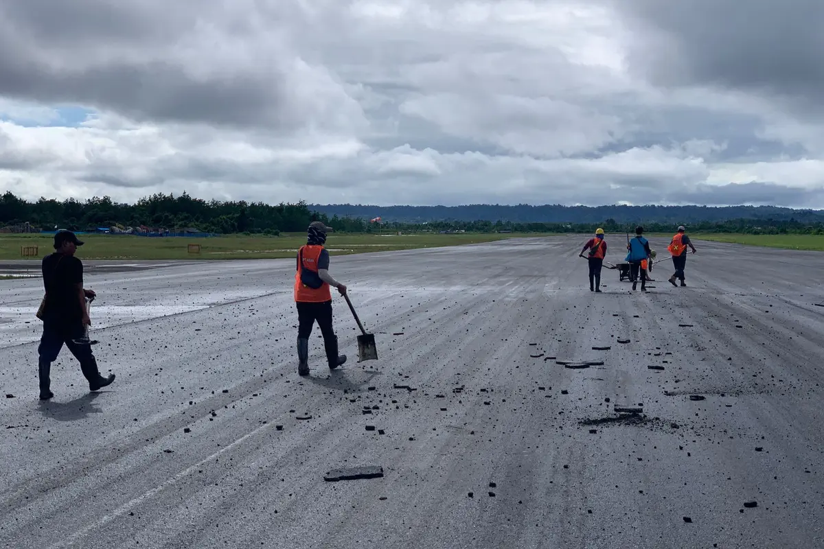 Foto kerusakan runway Bandara Domine Eduard Osok (DOE) Sorong, Papua Barat.