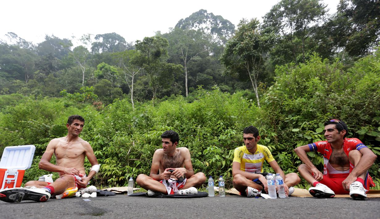 Pebalap Pishgaman Giant Team Iran (dari kiri ke kanan): Hossein Askari, Amir Zargari, Arvin Moazemi Goudarzi, dan Ramin Mehrabani Azar beristirahat setelah finis Etape 8 Tour de Singkarak 2015, Sabtu (10/10/2015). (Bola.com/Arief Bagus)