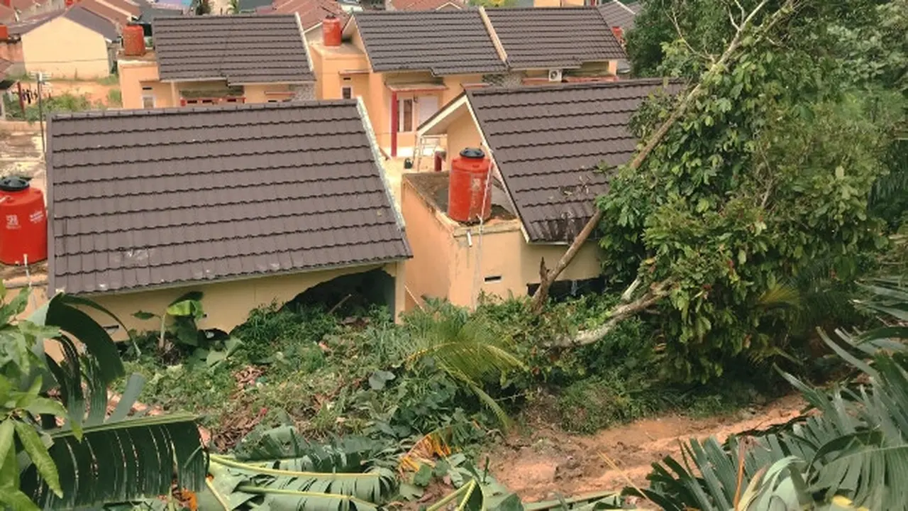 Material longsor di Pekanbaru yang menimbun sejumlah rumah di Kecamatan Tenayanraya.