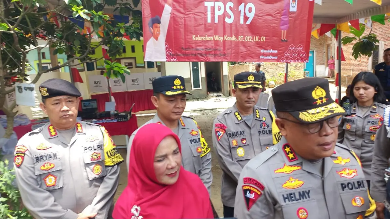 Kapolda Lampung, Irjen Pol Helmy Santika bersama Walikota Bandar Lampung, Eva Dwiana mengawasi langsung proses PSU di TPS 19. Foto (Istimewa)