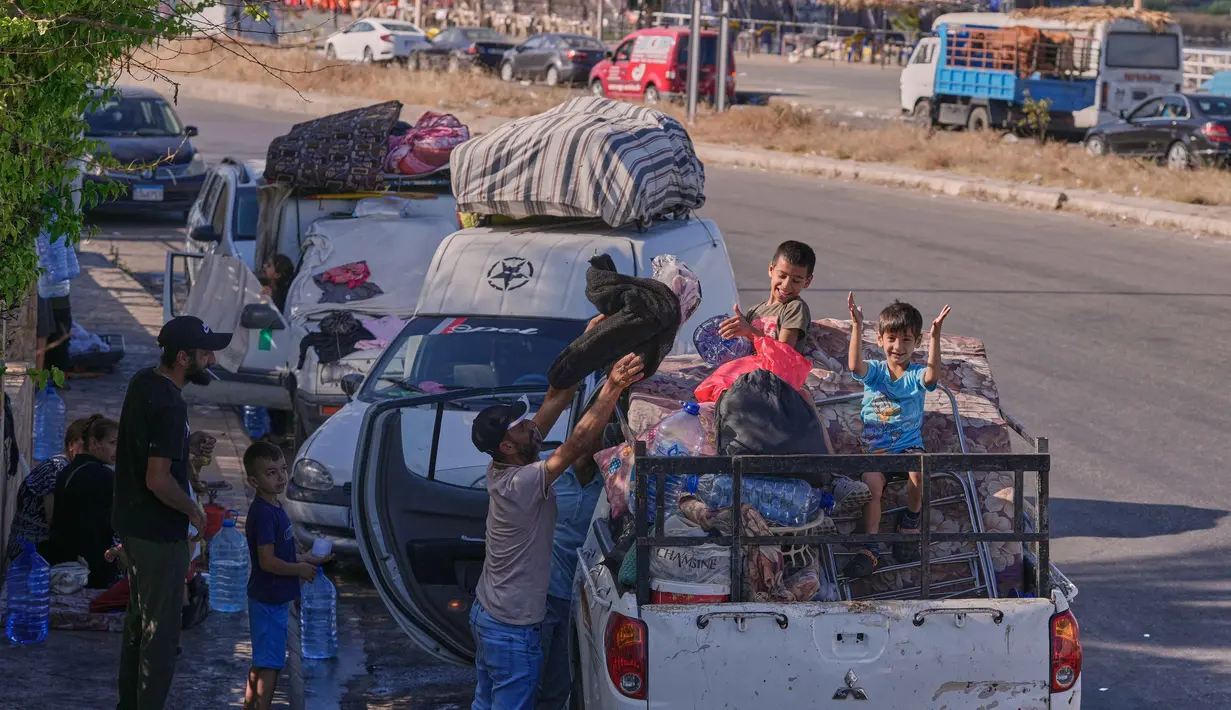 Para pengungsi mengemasi barang-barang mereka saat bersiap untuk kembali ke desa mereka setelah pengumuman kesepakatan gencatan senjata awal antara Amerika Serikat dan Iran, di kota pelabuhan selatan Sidon, Lebanon, Senin 15 Juni 2026. (AP Photo/Mohammed Zaatari)