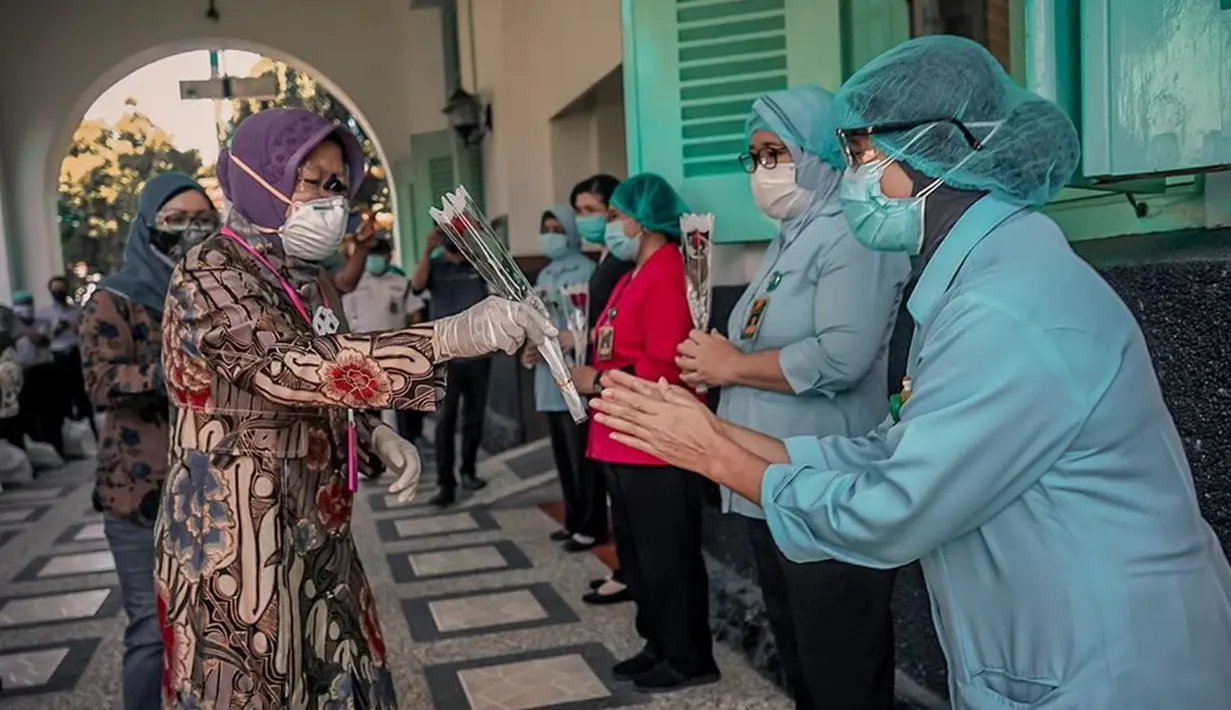 Wali Kota Surabaya Tri Rismaharini melakukan kunjungan ke berbagai rumah sakit di tengan pandemi. Ia pun berkunjung dalam maksud untuk memberi semangat kepada para petugas medis. Dalam acara simboliknya ia pun bagikan bunga. (Liputan6.com/IG/@surabaya)