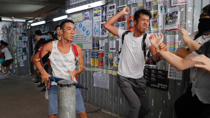 Demonstran pro-China berkelahi dengan demonstran antipemerintah di Distrik Kowloon Bay, Hong Kong, Sabtu (14/9/2019). Bentrokan pecah saat aktivis dan demonstran antipemerintah Hong Kong merencanakan aksi duduk bersama di dalam pusat-pusat perbelanjaan. (AP Photo/Kin Cheung)