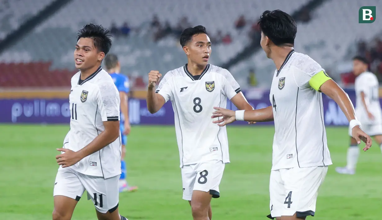 Skuad Garuda Muda susah payah mengalahkan The Azkals junior, tiga poin dari Filipina berkat gol bunuh diri Jaime Rosquillo. (Bola.com/M Iqbal Ichsan)