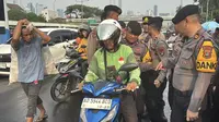 Demo Mahasiswa, Polisi Terluka Saat Cegah Bakar Ban Depan Gedung DPR
