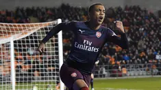 Gelandang Arsenal, Joe Willock, melakukan selebrasi usai membobol gawang Blackpool pada laga Piala FA di Stadion Bloomfield Road, Sabtu (5/1). Arsenal menang 3-0 atas Blackpool. (AFP/Paul Ellis)