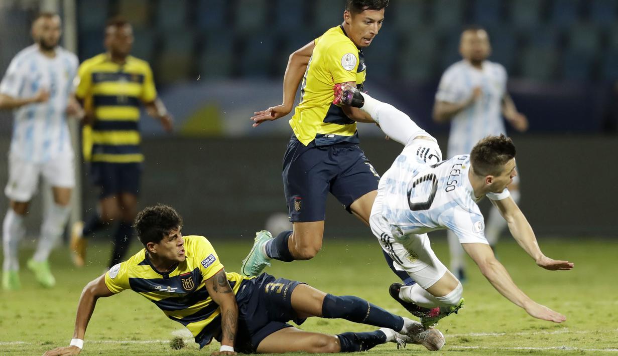 Pada menit ke-90, Ekuador harus bermain dengan 10 pemain usai pemain belakang Ekuador Piero Hincapie mendapatkan kartu merah setelah menjatuhkan Angel Di Maria di luar kotak penalti dan menghasilkan tendangan bebas untuk Argentina. (Foto:AP/Andre Penner)