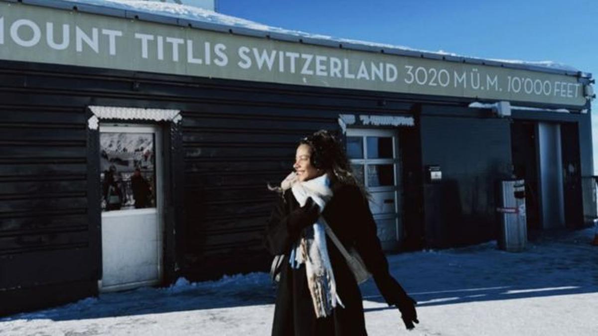 Pamer Pesona, 5 Potret Manis Zsa Zsa Utari dengan Gaya Winter Look di Swiss