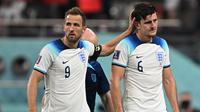 Harry Kane dan Harry Maguire dalam duel Inggris versus Iran pada laga fase grup B Piala Dunia 2022 di Khalifa Stadium, Senin (21/11/2022). (AFP/Paul Ellis)