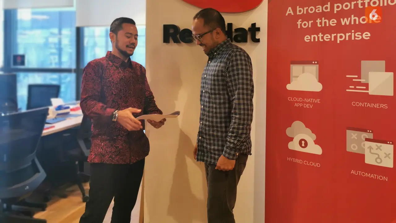 Rully Moulany, Country Manager Red Hat Indonesia (kiri)