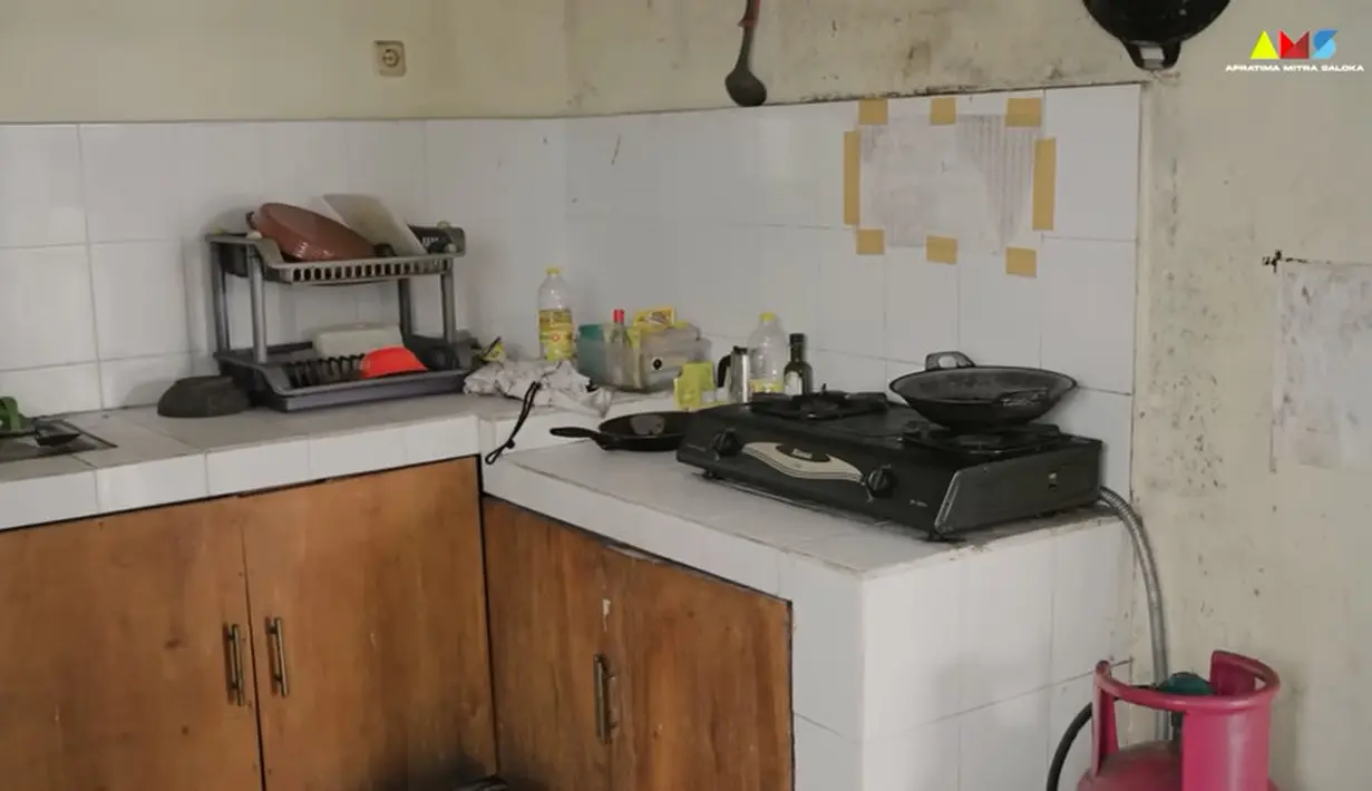Menurut Arya Saloka dan teman ngekos-nya, tidak banyak perubahan. Begitu juga dengan dapur, hingga parabotnya, termasuk kulkas. [Youtube/Rumah Kelana Pictures]