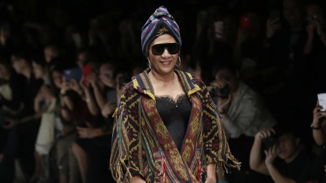 [Fimela] Menteri Susi Pudjiastuti di JFW 2019 dalam balutan busana karya Anne Avantie