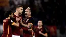Pemain AS Roma menyambut gol yang dicetak Edin Dzeko ke gawang Palermo dalam lanjutan Serie A Italia di Stadion Olimpico, Roma, Senin (22/2/2016) dini hari WIB. (AFP/Filippo Monteforte)