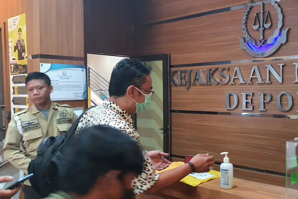 Kadis Damkar Kota Depok, Raden Gandara Budiana saat mendatangi kantor Kejari Kota Depok. (Liputan6.com/Dicky Agung Prihanto)