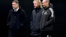 Pelatih Juventus, Massimiliano Allegri (kanan) bersama Wakil Presiden Pavel Nedved dan Koordinator olahraga Maurizio Cherubini menghadiri sesi latihan tim di tempat latihan Continassa di Turin, Italia (15/3/2022). Pada leg pertama Juventus bermain imbang dengan Villarreal 2-2. (AFP/Marco Bertorello)