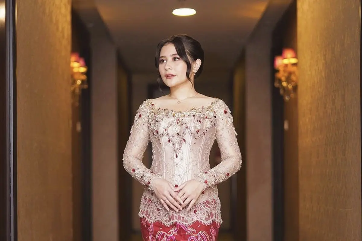 Inspirasi Model Kebaya Wisuda Sekolah Modern
