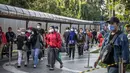 Penumpang KRL berjalan di Stasiun Tanah Abang, Jakarta Pusat, Kamis (4/2/2021) sore. Menurut keterangan petugas, antrean panjang tersebut hampir terjadi setiap harinya saat bulan Ramadhan. (Liputan6.com/Faizal Fanani)