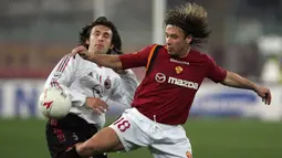 Antonio Cassano. Striker lokal Italia ini didatangkan AS Roma dari Bari pada musim 2001/2002 dengan nilai transfer 31 juta euro. Selama total 4,5 musim, sang Peter Pan tampil dalam 161 laga dengan mencetak 52 gol. Pada tengah musim 2005/2006 ia dilepas ke Real Madrid. (Foto: AFP/Dimitar Dilkoff)