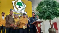 Ketum PBB Yusril Ihza Mahendra bertemu Ketum Partai Golkar Airlangga Hartarto di Markas Golkar, Slipi, Jakarta Barat, Selasa (21/3/2023). Pertemuan tersebut membahas soal Pemilu 2024. (Liputan6.com/Lizsa Egeham)