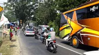 Lalu lintas di ruas jalur tengah Banyumas titik Ajibarang pda H-4 lebaran terpantau ramai lancar. Kondisi ini diperkirakan akan terjadi hingga Hari H Lebaran 2018. (Liputan6.com/Muhamad Ridlo)