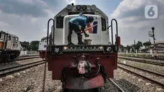 Petugas saat perawatan rutin lokomotif di Depo Kereta Cipinang, Jakarta, Kamis (29/4/2021). Depo Kereta Cipinang merupakan fasilitas perawatan kereta terbesar di Indonesia yang berfungsi sebagai tempat pemantauan kelayakan lokomotif dan gerbong sebelum beroperasi. (merdeka.com/Iqbal S. Nugroho)