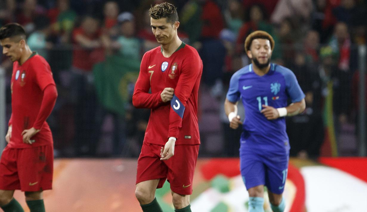 Bintang Portugal, Cristiano Ronaldo, tertunduk lesuh usai dikalahkan Belanda pada laga persahabatan di Stade de Geneve, Swiss, Senin (26/3/2018). Portugal kalah 0-3 dari Belanda. (AP/Salvatore Di Nolfi)