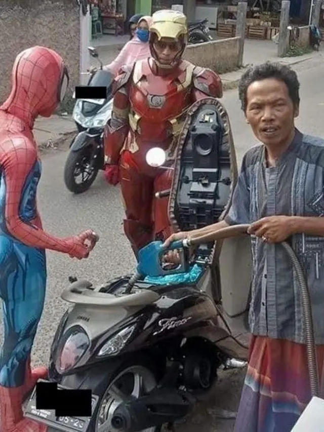 Kumpulan Potret Cosplayer Naik Sepeda Motor, Ada yang Ditegur Polisi