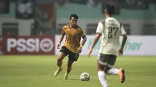 Pemain Bhayangkara FC, Nurhidayat Haji Haris saat melawan Persib Bandung dalam laga pekan pertama BRI Liga 1 2022/2023 di Stadion Wibawa Mukti, Cikarang, Minggu (24/7/2022). (Bola.com/Ikhwan Yanuar)