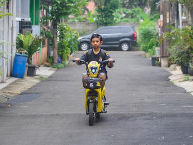 Seorang anak menggunakan sepeda listrik setelah menyewanya di Wahana Selaras Kompleks Villa Cinere Hijau 1, Depok, Jawa Barat, Selasa (26/12/2023). (merdeka.com/Arie Basuki)