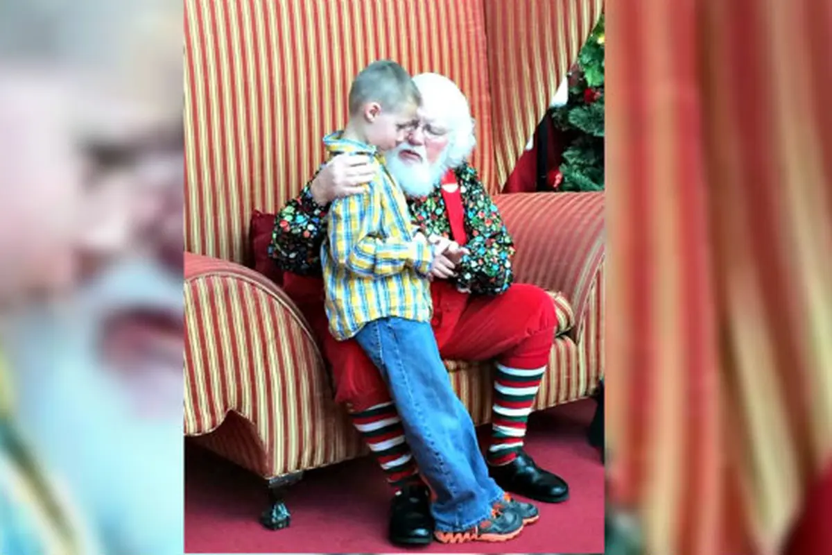 Momen Haru Santa Claus Menenangkan Anak Autis