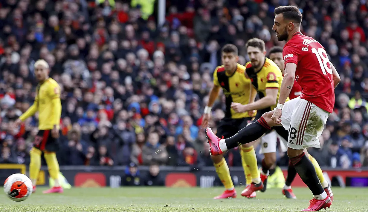 Pemain Manchester United Bruno Fernandes mencetak gol ke gawang Watford pada pertandingan Liga Inggris di Old Trafford, Manchester, Inggris, Minggu (23/2/2020). Manchester United menang 3-0. (Martin Rickett/PA via AP)