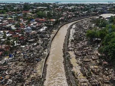 Foto udara menunjukkan rumah-rumah yang rusak akibat terjangan Topan Kalmaegi di Talisay, Provinsi Cebu, Filipina, pada Rabu 5 November 2025. Pada Rabu 5 November 2025, jumlah korban tewas akibat Topan Kalmaegi di Filipina meningkat menjadi 66 orang. (Jam STA ROSA/AFP)