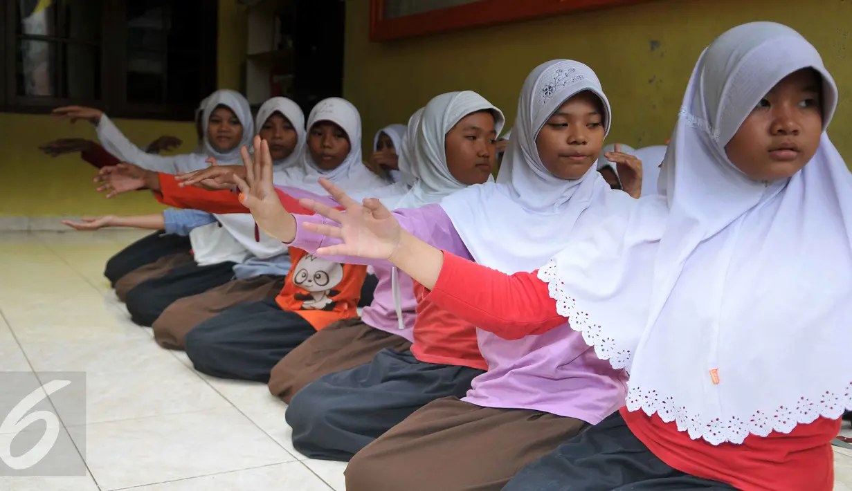 Anak-anak menari Saman di Yayasan Rumah Amelia, Ciledug, Tangerang, Minggu (11/10/2015). Melalui Terapi Tari anak-anak mencapai keseimbangan tubuh dan jiwa, sehingga dapat memperbaiki pandangan hidup dan fungsi mental. (Liputan6.com/Gempur M Surya)