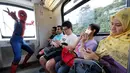 Seorang cosplayer berkostum Spider-Man berpose di dalam Light Rail Transit saat acara cosplay di Kuala Lumpur, Malaysia, Sabtu, 8 Juli 2017. Sejumlah tokoh karakter animasi tiba-tiba muncul di tengah-tengah ruang publik. (AP Photo/Vincent Thian)