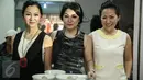 (Ki-ka) Susan, Yusi dan Agnes yang merupakan pemilik warung Bakso Djingkrak berfoto bersama disela melayani pelanggannya di Jakarta, Kamis (28/4). (Liputan6.com/Faizal Fanani)