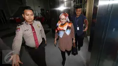 Mantan Gubernur Banten, Ratu Atut Chosiyah mendatangi Gedung KPK, Jakarta, Kamis (16/2). Tersangka dalam kasus korupsi pengadaan alat kesehatan (alkes) di Provinsi Banten itu datang tanpa mengenakan rompi tahanan KPK. (Liputan6.com/Helmi Afandi)