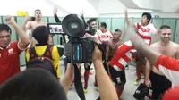 Pemain Madura United berpesta di ruang ganti setelah memastikan tiket final Piala Gubernur Kaltim.