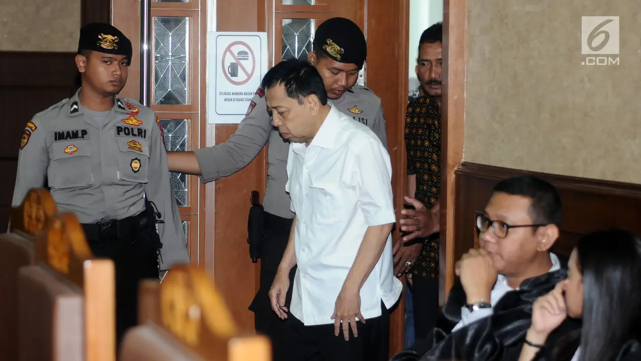 Dipapah Petugas, Setya Novanto Jalani Sidang Dakwaan Korupsi e-KTP