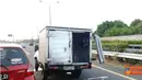 Citizen6, Jakarta: Kecelakaan tersebut diakibatkan oleh ban bagian belakang mobil box pecah. Sehingga membuat mobil menghantam separator pembatas jalan tol. Kecelakaan tersebut melukai sopir serta kernet mobil box. (Pengirim: Feristiyawan)