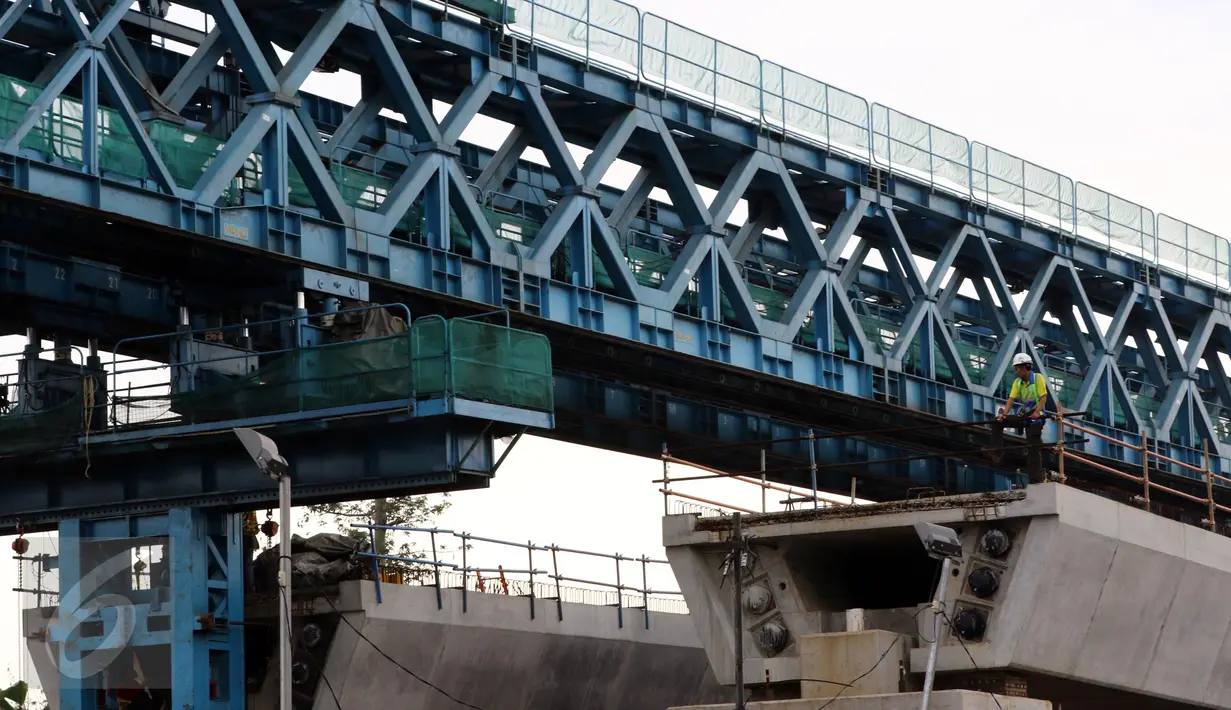 Pekerja memantau proyek pembangunan MRT di kawasan Lebak Bulus, Jakarta, Sabtu (15/10). Jokowi juga mengharapkan proyek pembangunan MRT tersebut dapat mengurangi kemacetan yang menjadi masalah di Ibukota. (Liputan6.com/Helmi Afandi)