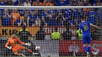 Kiper Eintracht Frankfurt, Kevin Trapp, mementahkan penalti pemain Rangers, Aaron Ramsey, pada final Liga Europa di Stadion Ramon Sanchez Pizjuan, Kamis (19/5/2022) dini hari WIB, (AFP/Javier Soriano)
