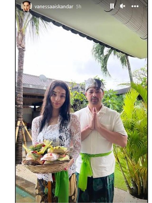 6 Momen Jessica Iskandar dan Keluarga Jalani Melukat, Hargai Budaya Setempat