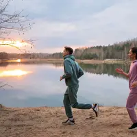 Gaya hidup modern yang serba cepat sering membuat banyak orang jarang jalan kaki dan kurang bergerak. Aktivitas di depan layar, perjalanan dengan kendaraan, hingga kebiasaan duduk terlalu lama membuat tubuh menjadi pasif. (foto/dok: freepik)