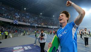 Gelandang Napoli asal Skotlandia #08, Scott McTominay, merayakan kemenangannya dalam pertandingan Serie A Italia antara Napoli dan Cagliari di stadion Diego Armando Maradona di Naples pada Sabtu dini hari WIB (24-5-2025). (Carlo Hermann/AFP)