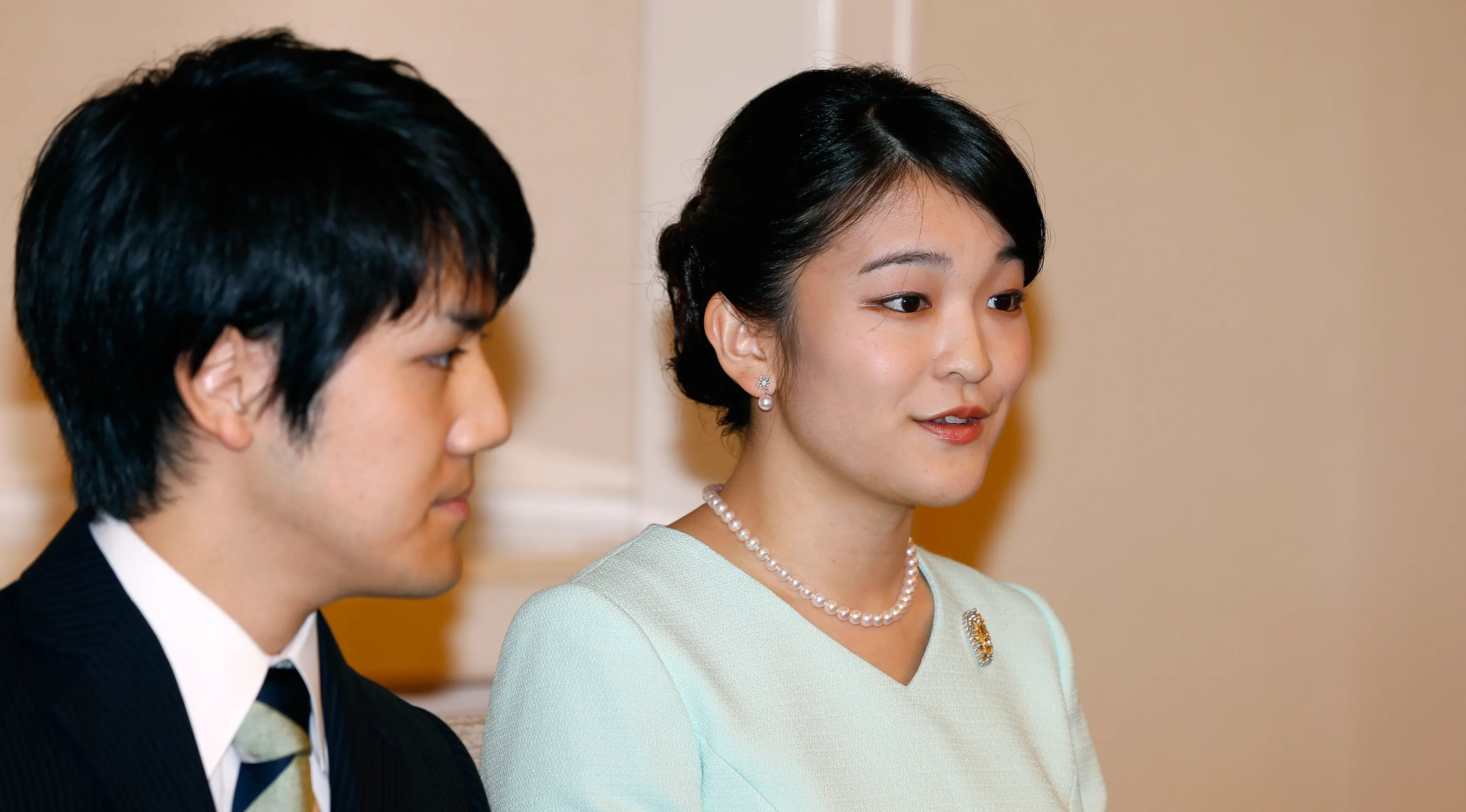 Putri Mako dan Komuro ketika mengumumkan pertunangannya di Tokyo, Jepang, (3/9). Kei Komuro  merupakan teman kuliah Putri Mako di International Christian University. (AFP Photo/Pool/Shizuo Kambayashi)
