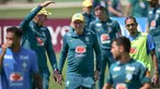 Pelatih kepala Tim Nasional (Timnas) Brasil asal Italia, Carlo Ancelotti (tengah), tersenyum di samping penyerang Raphinha (kanan) selama sesi latihan sebagai bagian dari persiapan menghadapi pertandingan sepak bola Piala Dunia 2026 melawan Maroko di Fasilitas Latihan Columbia Park, Morristown, New Jersey, pada 9 Juni 2026. (MAURO PIMENTEL/AFP)