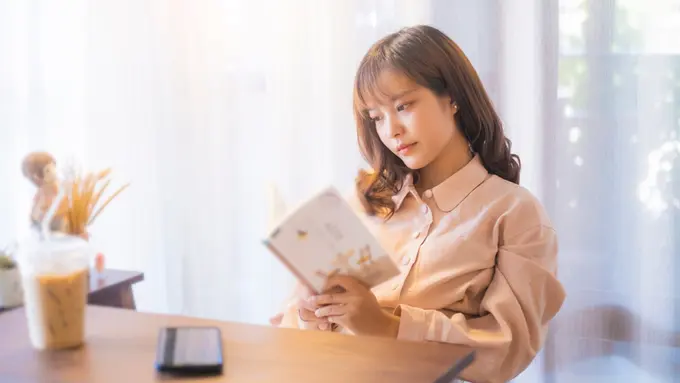 perempuan dan membaca buku